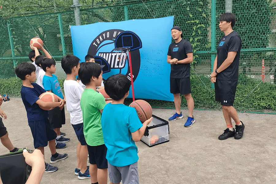 東京ユナイテッドバスケットクラブ バスケシュートチャレンジ 月島第一児童公園で開催されました。