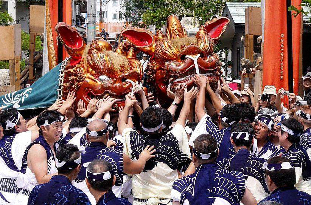 宮神輿の邪気を払う　　獅子頭